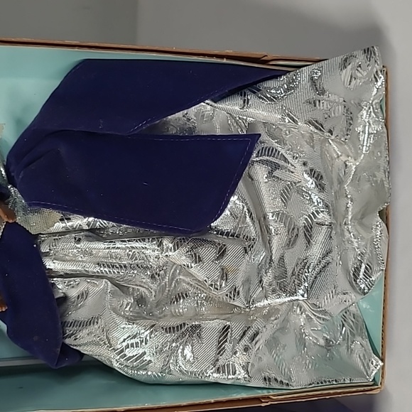 Mattel African American Winter Velvet Barbie - Picture 3 of 7